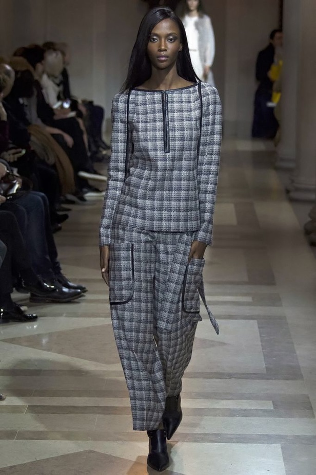 الفساتين بأشكالها وألوانها تغزو عرض كارولينا هيريرا