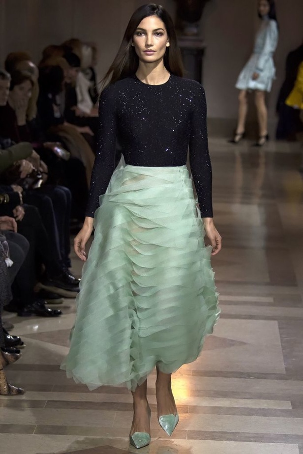 الفساتين بأشكالها وألوانها تغزو عرض كارولينا هيريرا