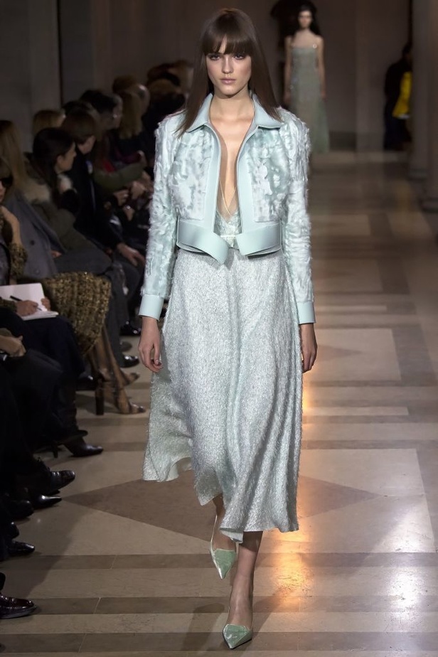 الفساتين بأشكالها وألوانها تغزو عرض كارولينا هيريرا