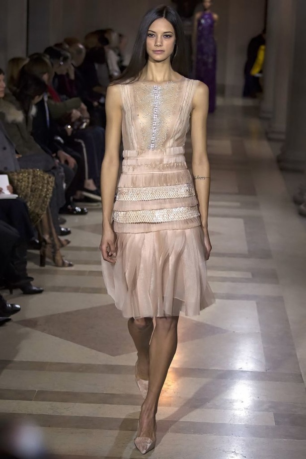 الفساتين بأشكالها وألوانها تغزو عرض كارولينا هيريرا