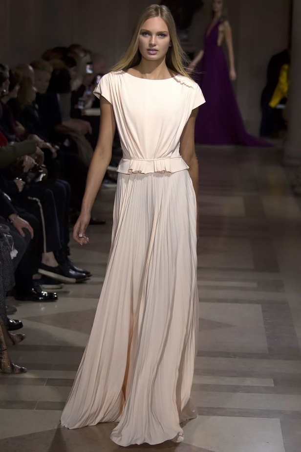 الفساتين بأشكالها وألوانها تغزو عرض كارولينا هيريرا