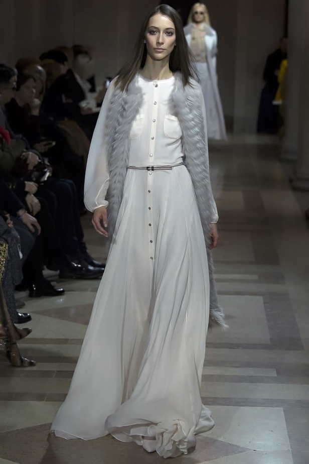 الفساتين بأشكالها وألوانها تغزو عرض كارولينا هيريرا