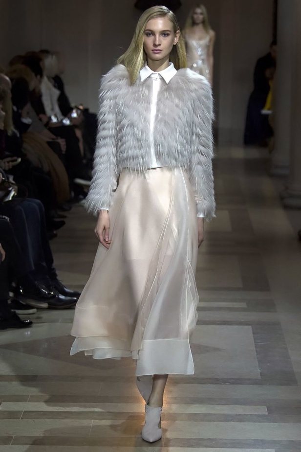 الفساتين بأشكالها وألوانها تغزو عرض كارولينا هيريرا