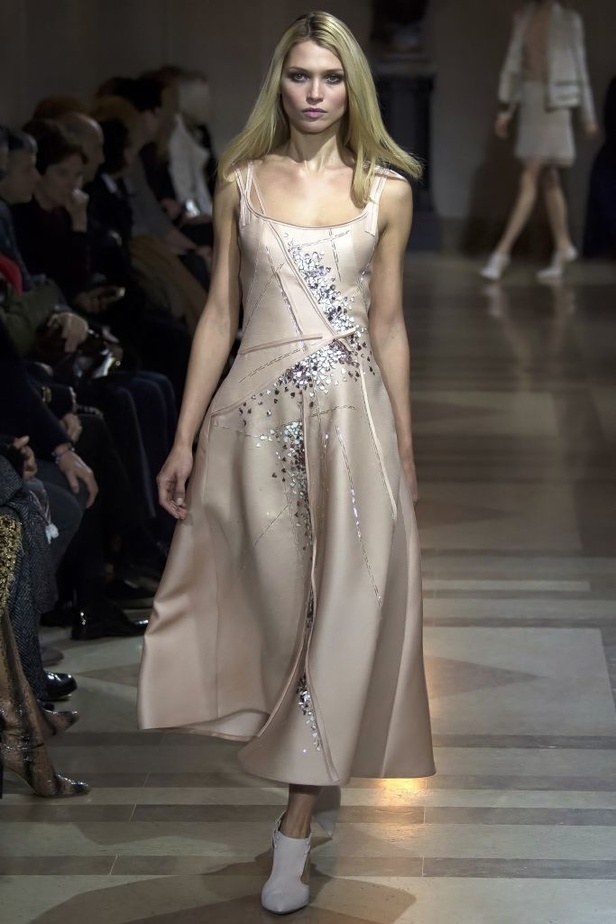 الفساتين بأشكالها وألوانها تغزو عرض كارولينا هيريرا