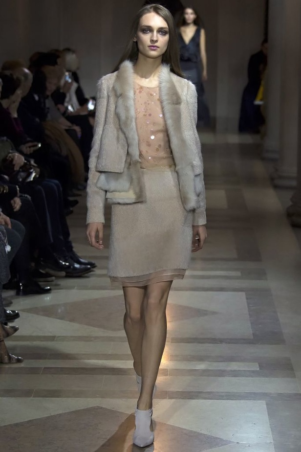 الفساتين بأشكالها وألوانها تغزو عرض كارولينا هيريرا