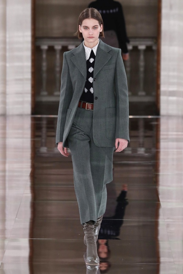 ازياء فكتوريا بيكهام  الفخمة من اسبوع الموضة في لندن 2020