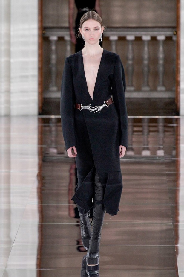 ازياء فكتوريا بيكهام  الفخمة من اسبوع الموضة في لندن 2020