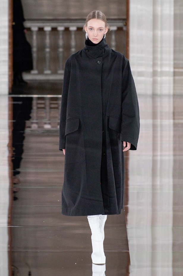 ازياء فكتوريا بيكهام  الفخمة من اسبوع الموضة في لندن 2020