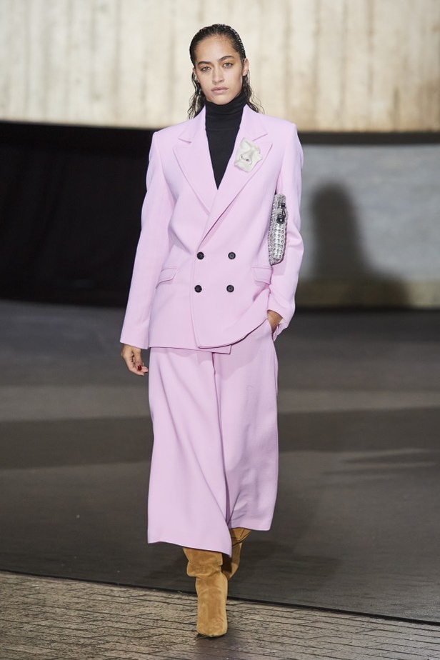 مجموعة الالبسة الجاهزة من Roland Mouret لخريف وشتاء 2020-2021