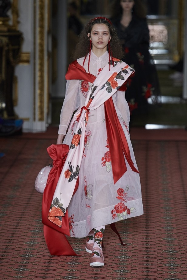 مجموعة الالبسة الفاخرة من SIMONE ROCHA لخريف وشتاء 2020-2021