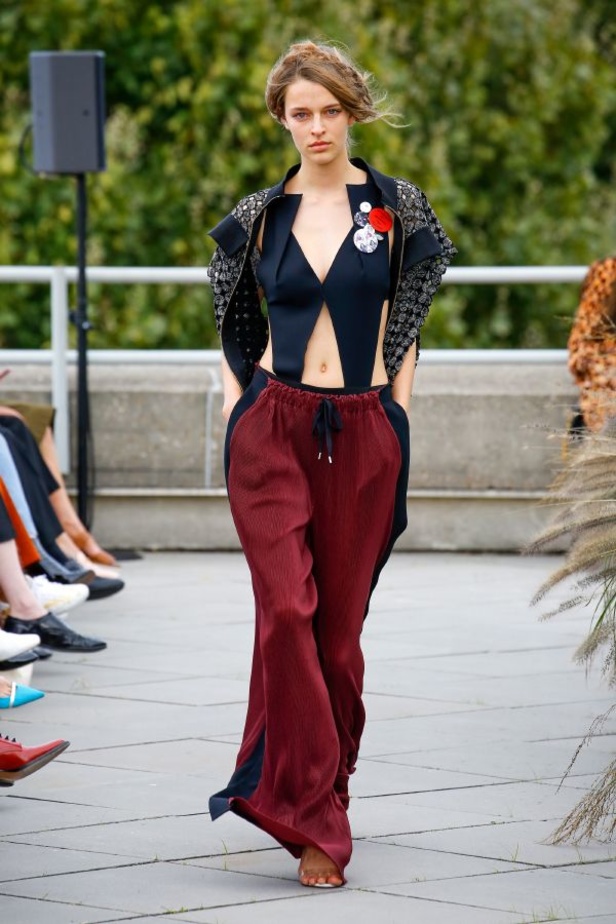 عرض أزياء Roland Mouret لربيع وصيف ٢٠١٩ !