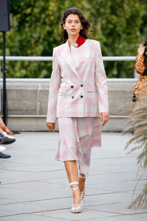 عرض أزياء Roland Mouret لربيع وصيف ٢٠١٩ !