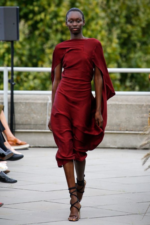 عرض أزياء Roland Mouret لربيع وصيف ٢٠١٩ !