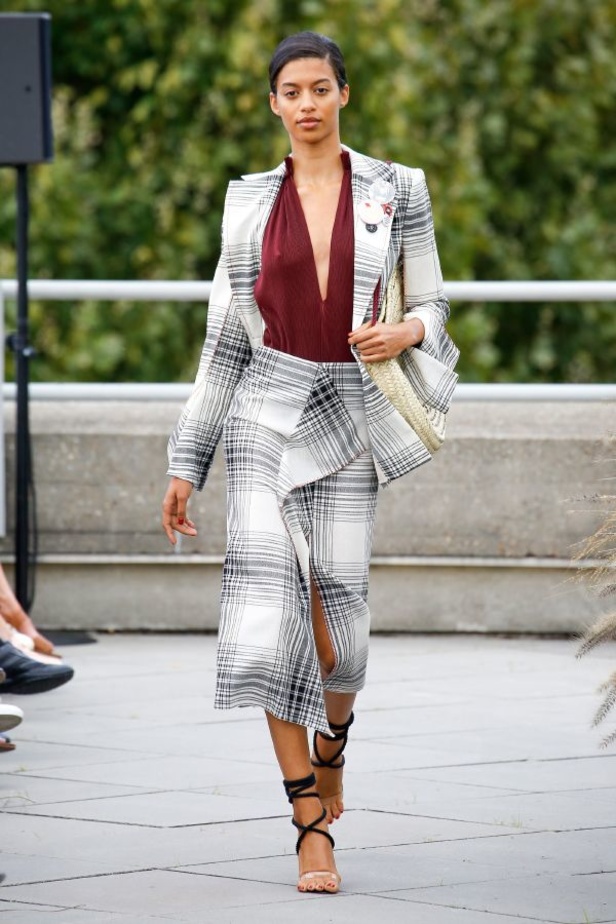 عرض أزياء Roland Mouret لربيع وصيف ٢٠١٩ !