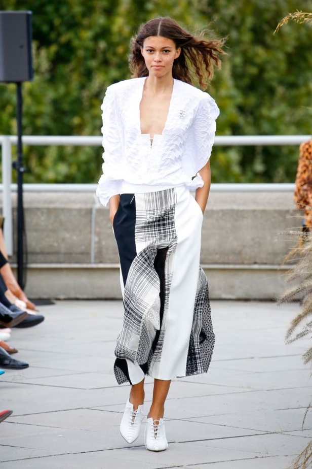 عرض أزياء Roland Mouret لربيع وصيف ٢٠١٩ !