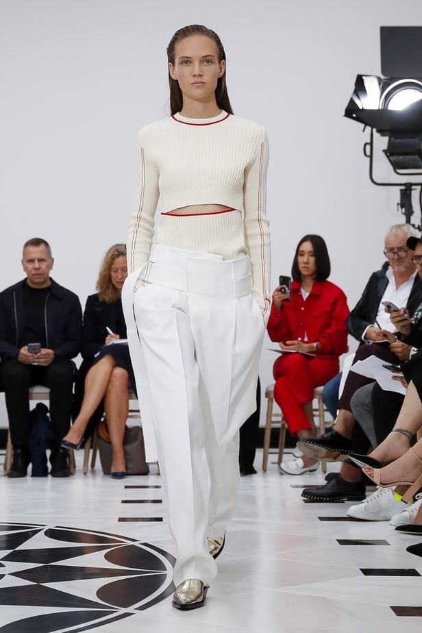 عرض ازياء فيكتوريا بيكهام لربيع وصيف 2019