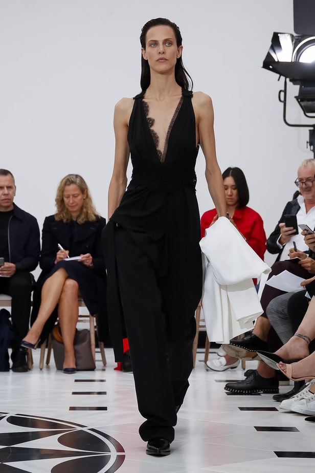 عرض ازياء فيكتوريا بيكهام لربيع وصيف 2019