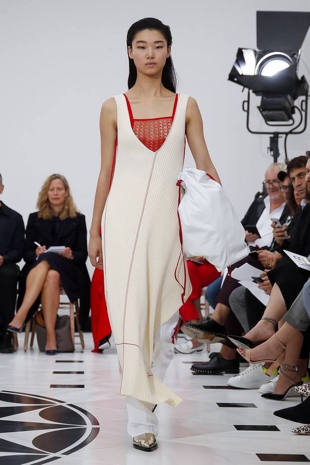 عرض ازياء فيكتوريا بيكهام لربيع وصيف 2019