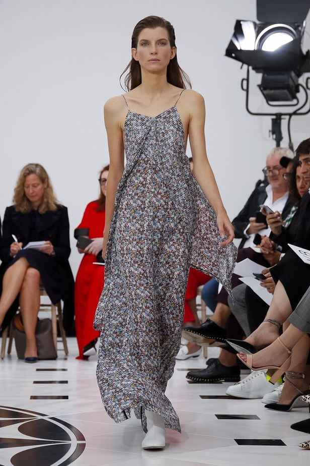 عرض ازياء فيكتوريا بيكهام لربيع وصيف 2019