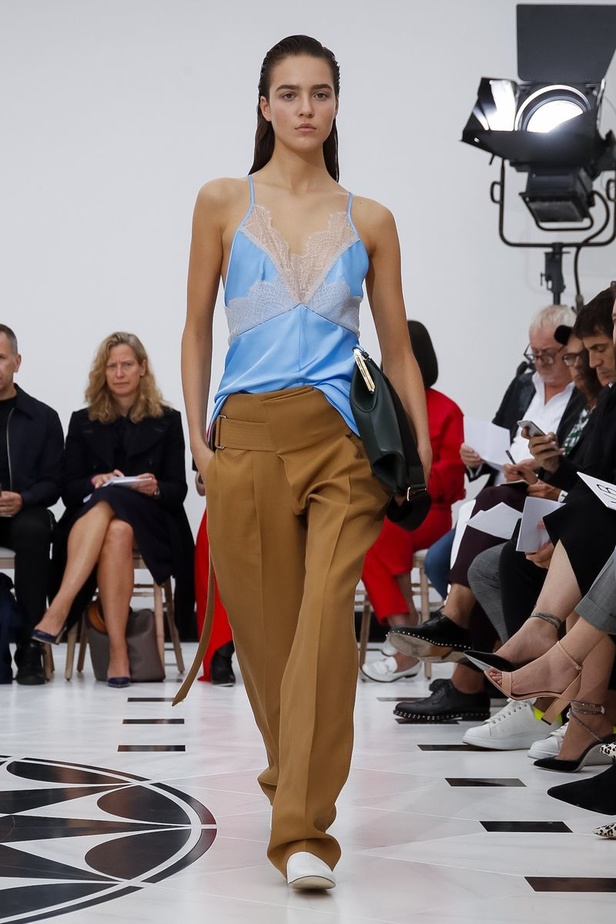 عرض ازياء فيكتوريا بيكهام لربيع وصيف 2019