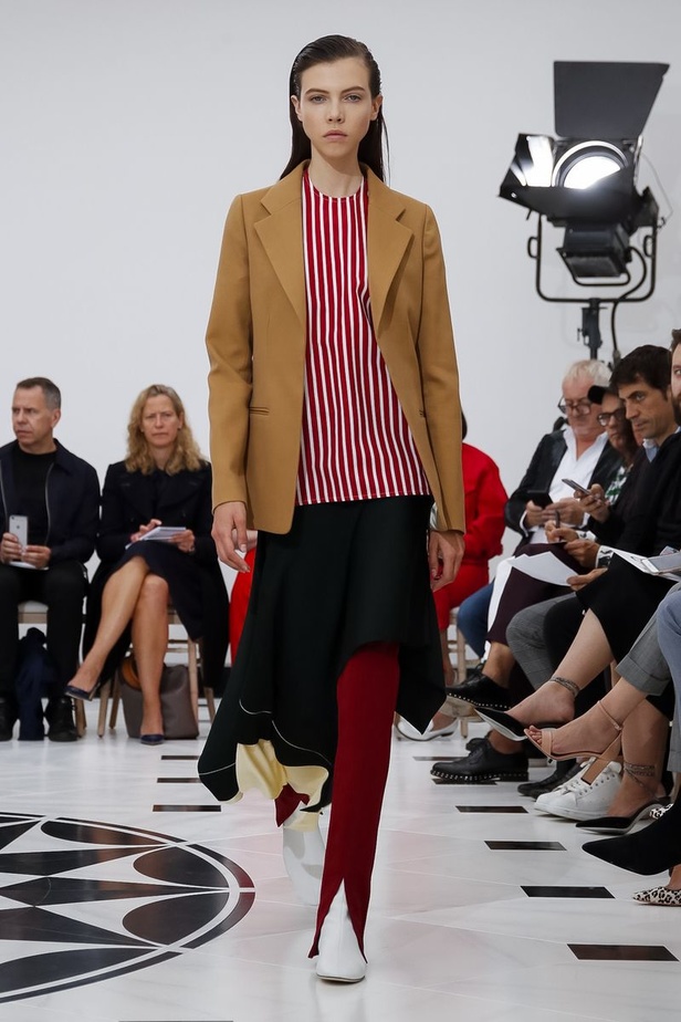 عرض ازياء فيكتوريا بيكهام لربيع وصيف 2019