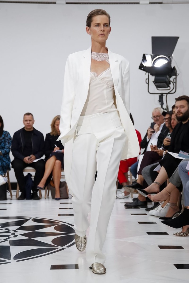 عرض ازياء فيكتوريا بيكهام لربيع وصيف 2019