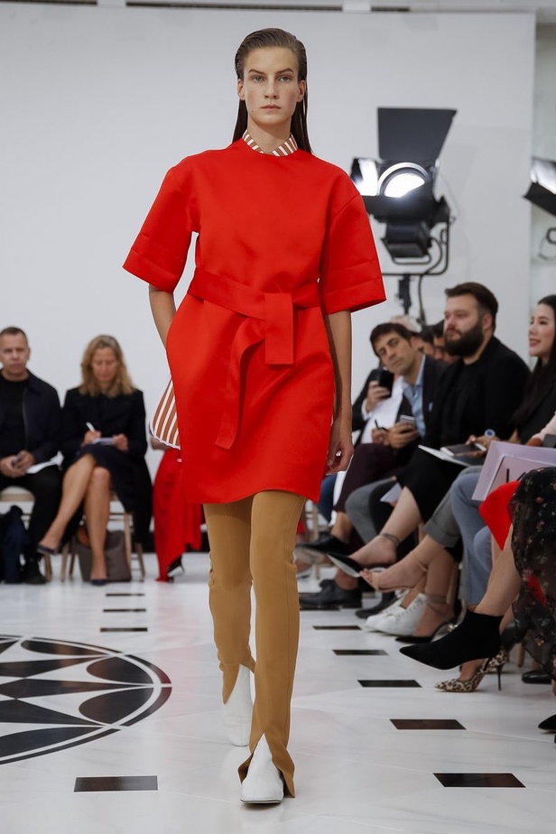 عرض ازياء فيكتوريا بيكهام لربيع وصيف 2019