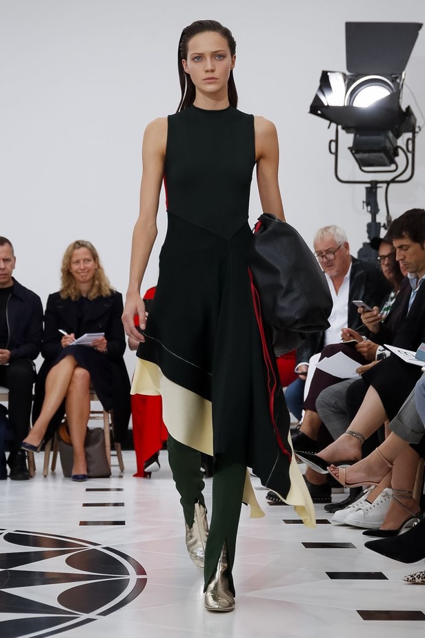 عرض ازياء فيكتوريا بيكهام لربيع وصيف 2019