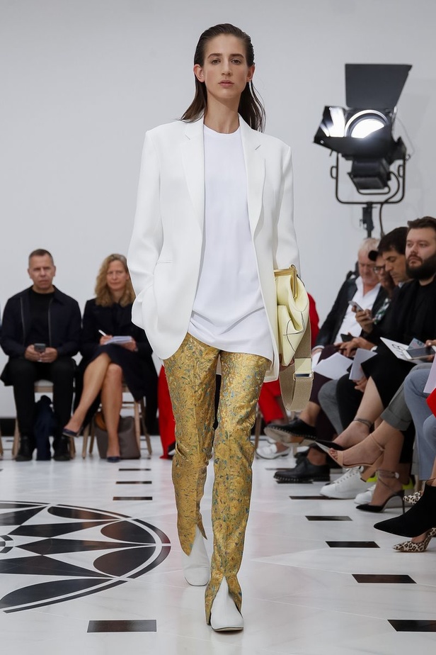 عرض ازياء فيكتوريا بيكهام لربيع وصيف 2019