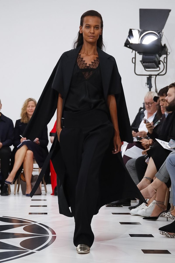 عرض ازياء فيكتوريا بيكهام لربيع وصيف 2019