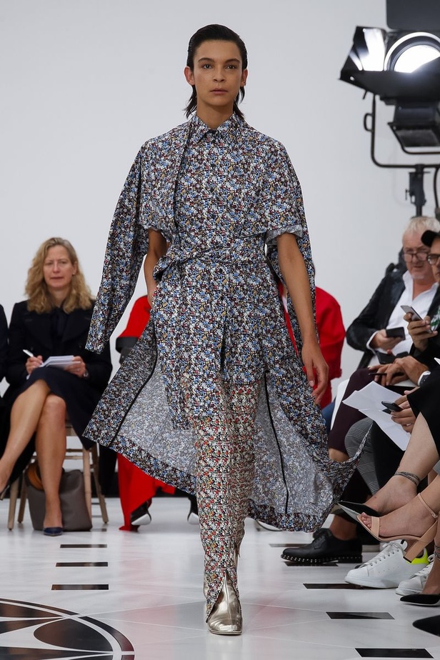 عرض ازياء فيكتوريا بيكهام لربيع وصيف 2019