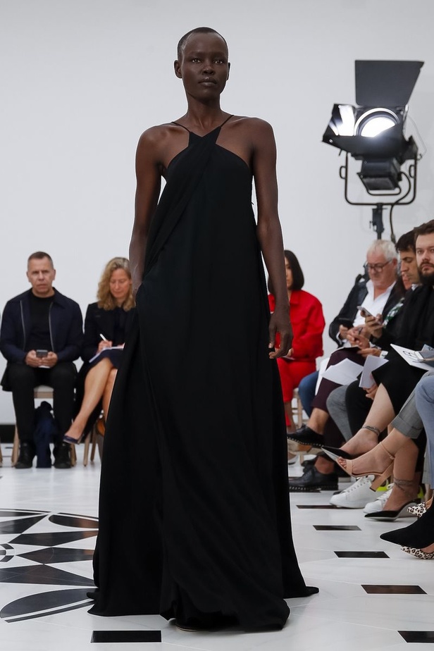 عرض ازياء فيكتوريا بيكهام لربيع وصيف 2019