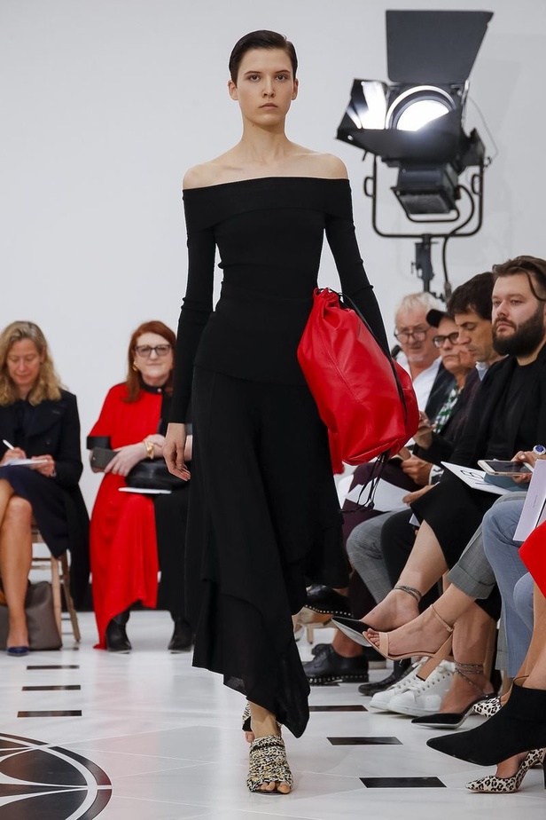 عرض ازياء فيكتوريا بيكهام لربيع وصيف 2019