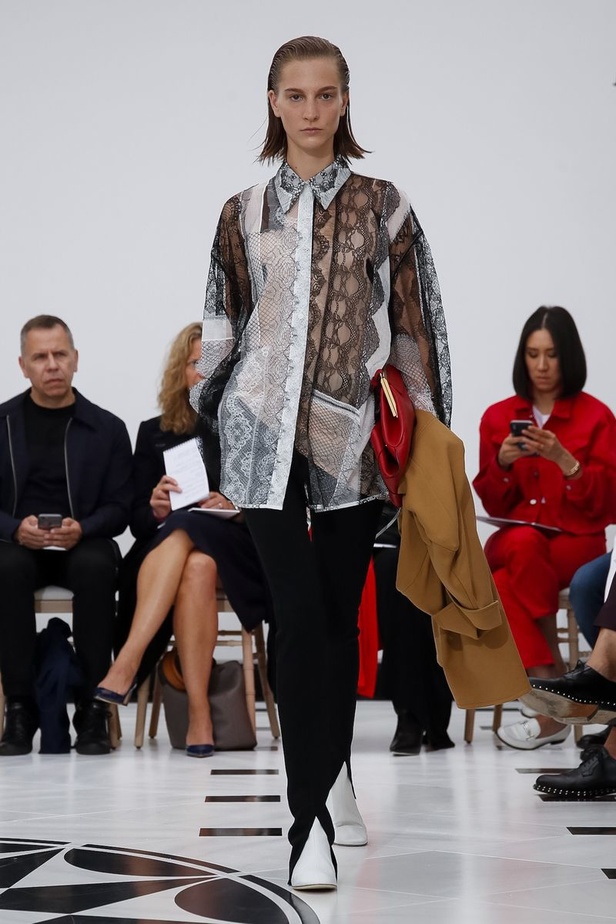 عرض ازياء فيكتوريا بيكهام لربيع وصيف 2019