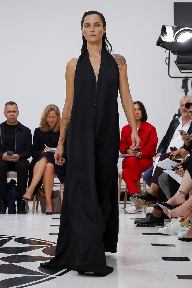 عرض ازياء فيكتوريا بيكهام لربيع وصيف 2019