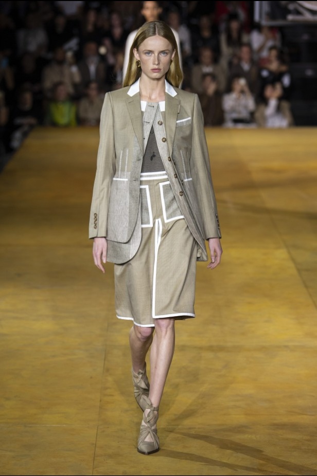 اسبوع الموضة في لندن 2019 عرض أزياء BURBERRY لربيع وصيف 2020