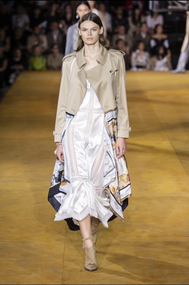 اسبوع الموضة في لندن 2019 عرض أزياء BURBERRY لربيع وصيف 2020