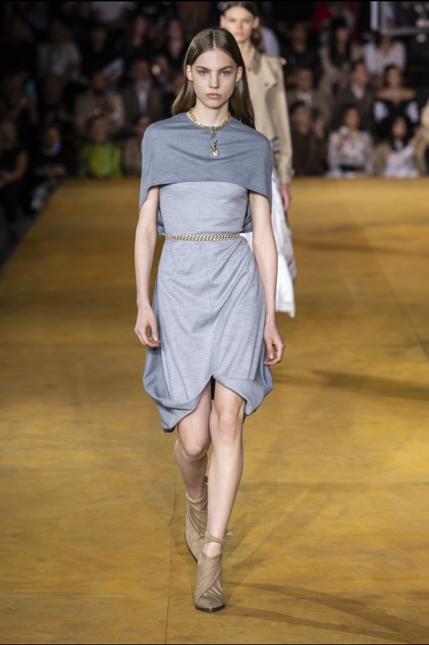 اسبوع الموضة في لندن 2019 عرض أزياء BURBERRY لربيع وصيف 2020