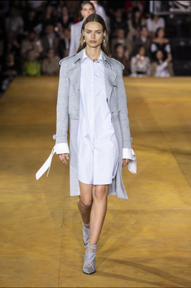 اسبوع الموضة في لندن 2019 عرض أزياء BURBERRY لربيع وصيف 2020