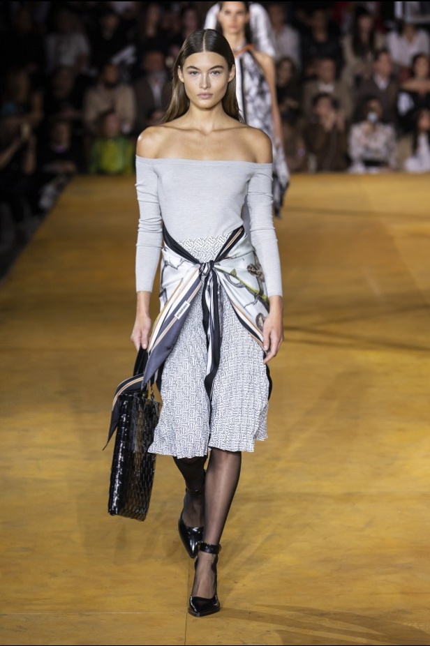 اسبوع الموضة في لندن 2019 عرض أزياء BURBERRY لربيع وصيف 2020