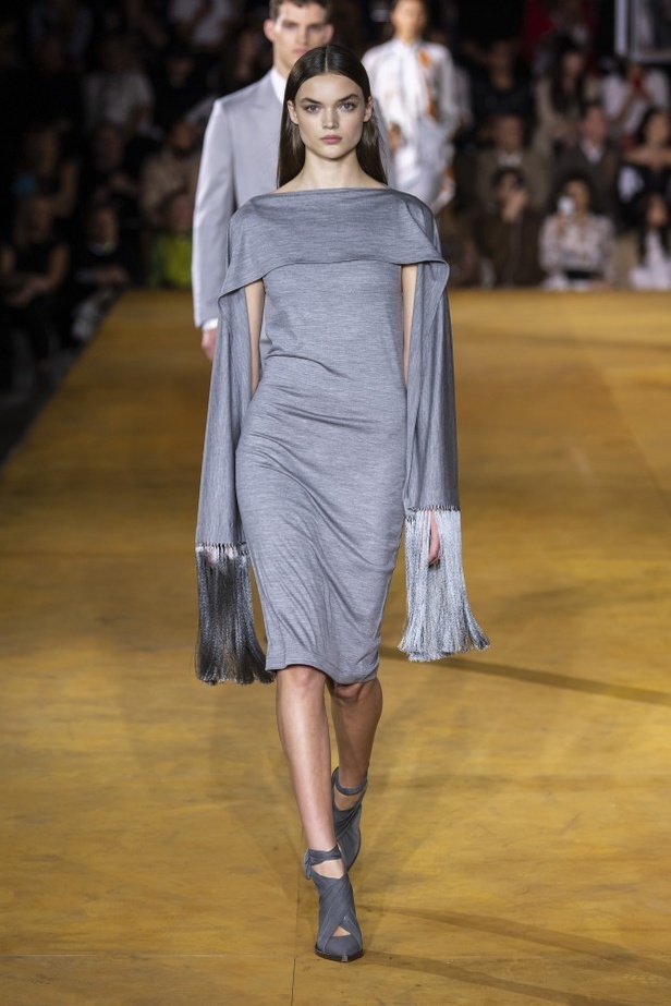 اسبوع الموضة في لندن 2019 عرض أزياء BURBERRY لربيع وصيف 2020