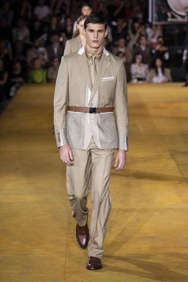 اسبوع الموضة في لندن 2019 عرض أزياء BURBERRY لربيع وصيف 2020