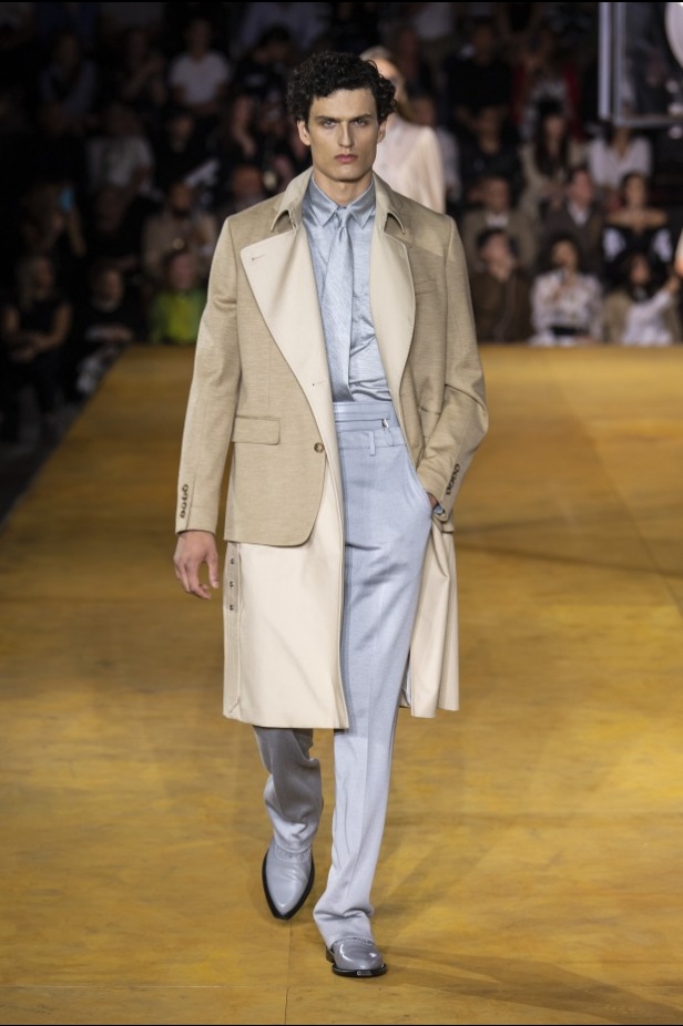 اسبوع الموضة في لندن 2019 عرض أزياء BURBERRY لربيع وصيف 2020