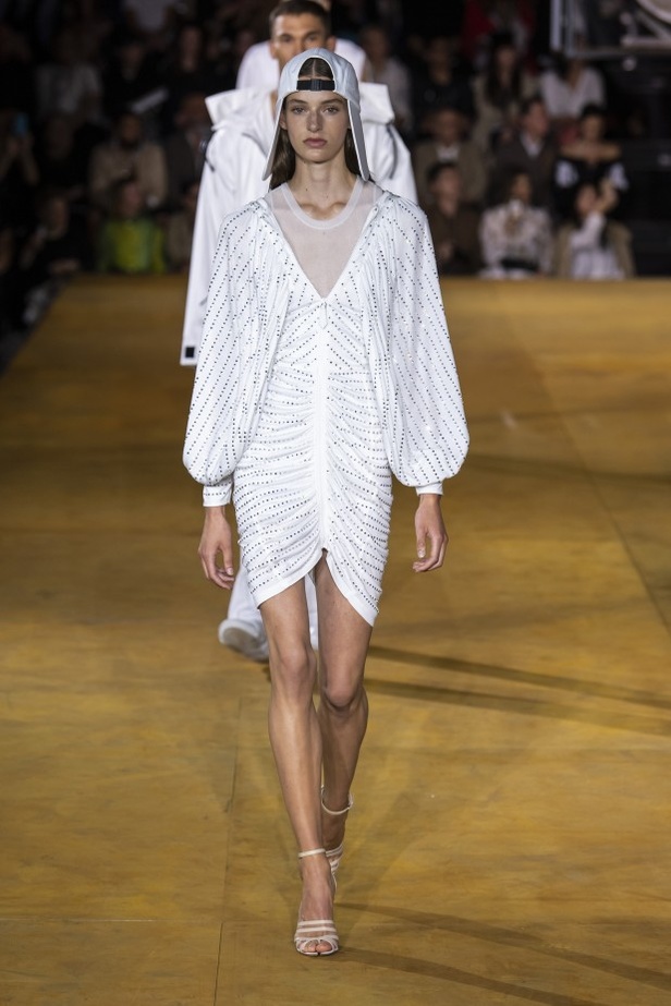 اسبوع الموضة في لندن 2019 عرض أزياء BURBERRY لربيع وصيف 2020