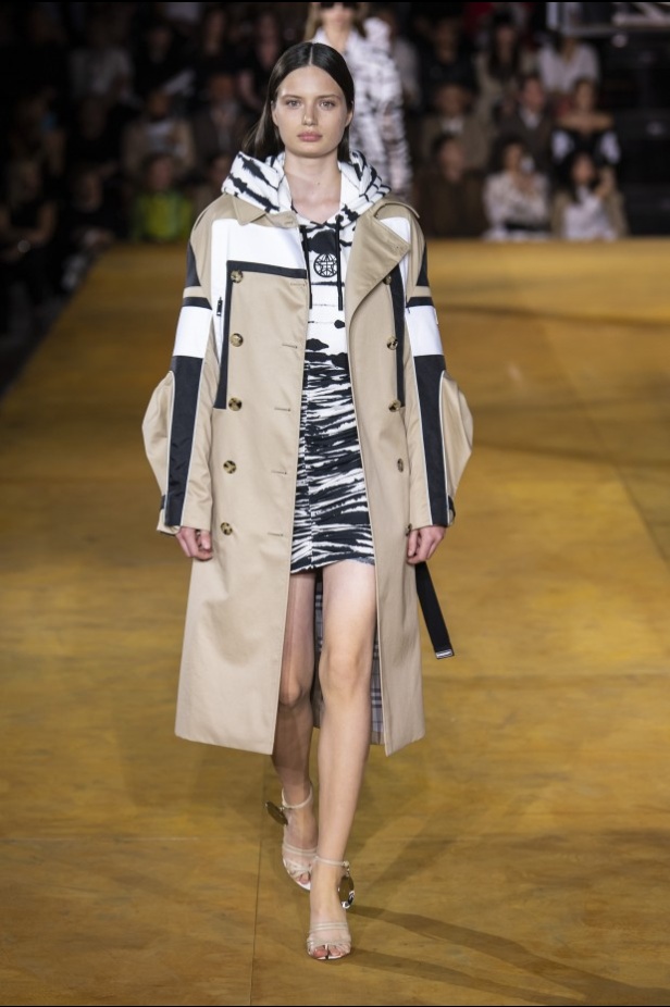 اسبوع الموضة في لندن 2019 عرض أزياء BURBERRY لربيع وصيف 2020