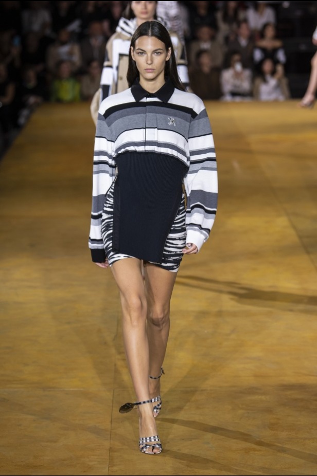 اسبوع الموضة في لندن 2019 عرض أزياء BURBERRY لربيع وصيف 2020