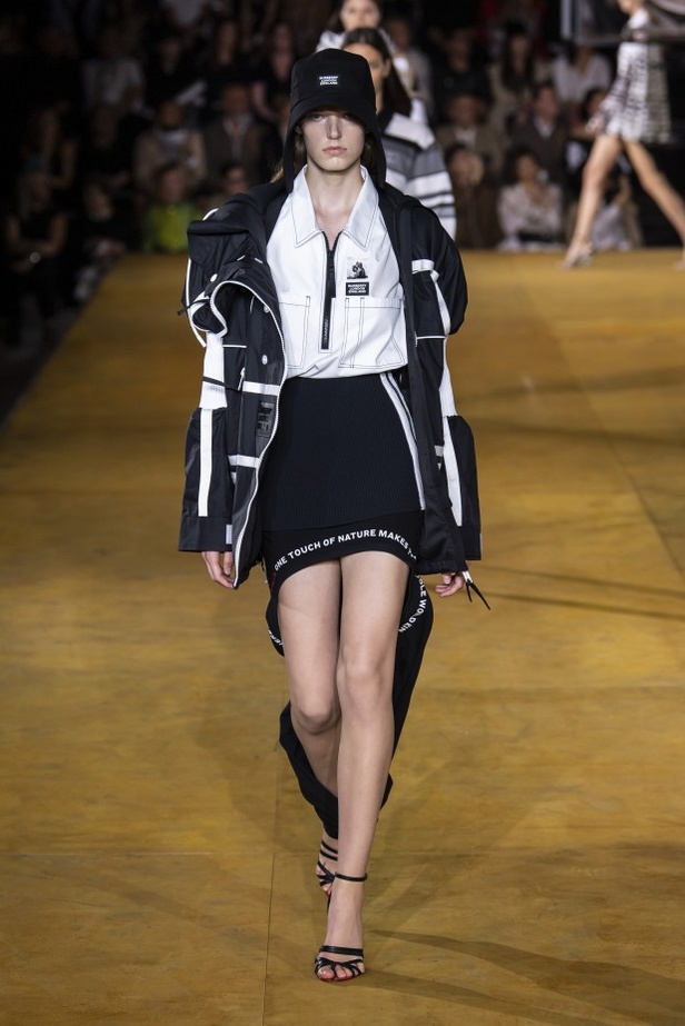 اسبوع الموضة في لندن 2019 عرض أزياء BURBERRY لربيع وصيف 2020