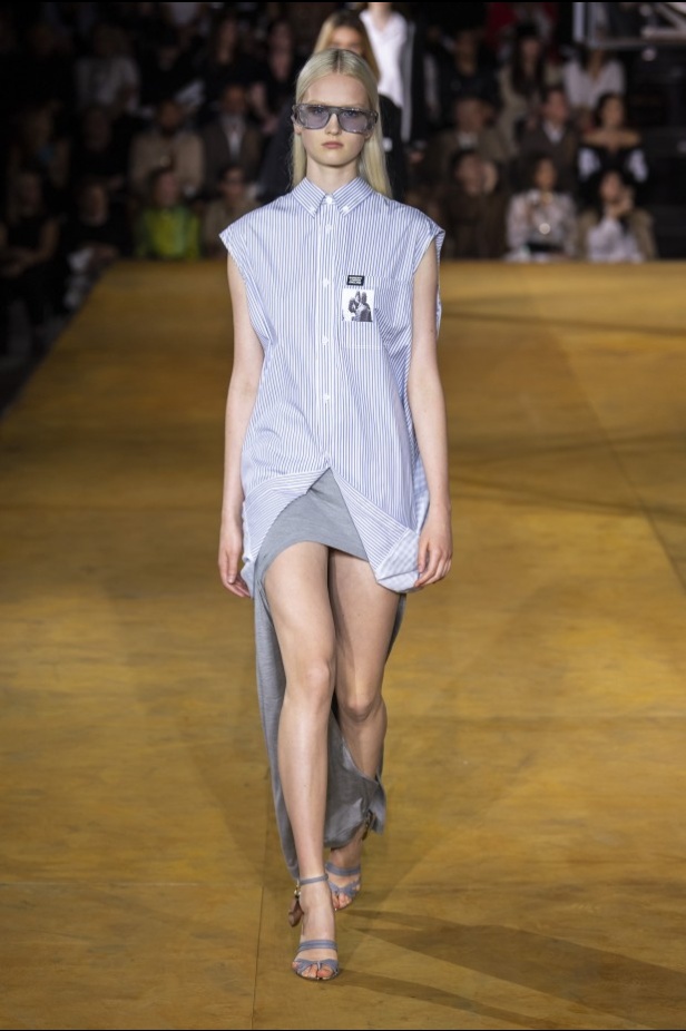 اسبوع الموضة في لندن 2019 عرض أزياء BURBERRY لربيع وصيف 2020