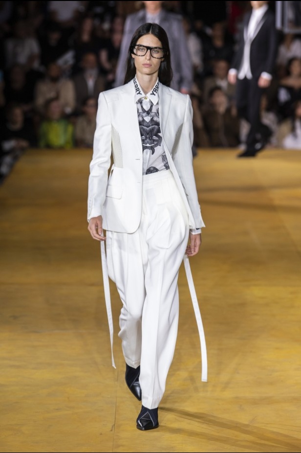 اسبوع الموضة في لندن 2019 عرض أزياء BURBERRY لربيع وصيف 2020