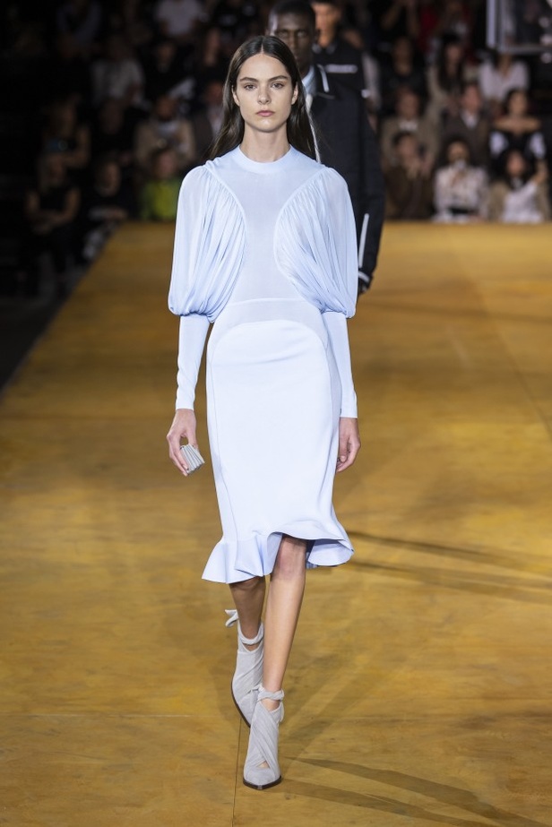 اسبوع الموضة في لندن 2019 عرض أزياء BURBERRY لربيع وصيف 2020